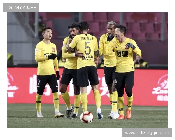 广州富力迎战河北幸福争夺中超联赛关键三分的精彩对决 广州富力迎战河北幸福争夺中超联赛关键三分的精彩对决