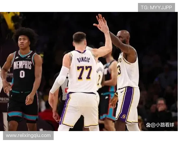 湖人队与新奥尔良鹈鹕的激烈对决展现篮球魅力与团队精神